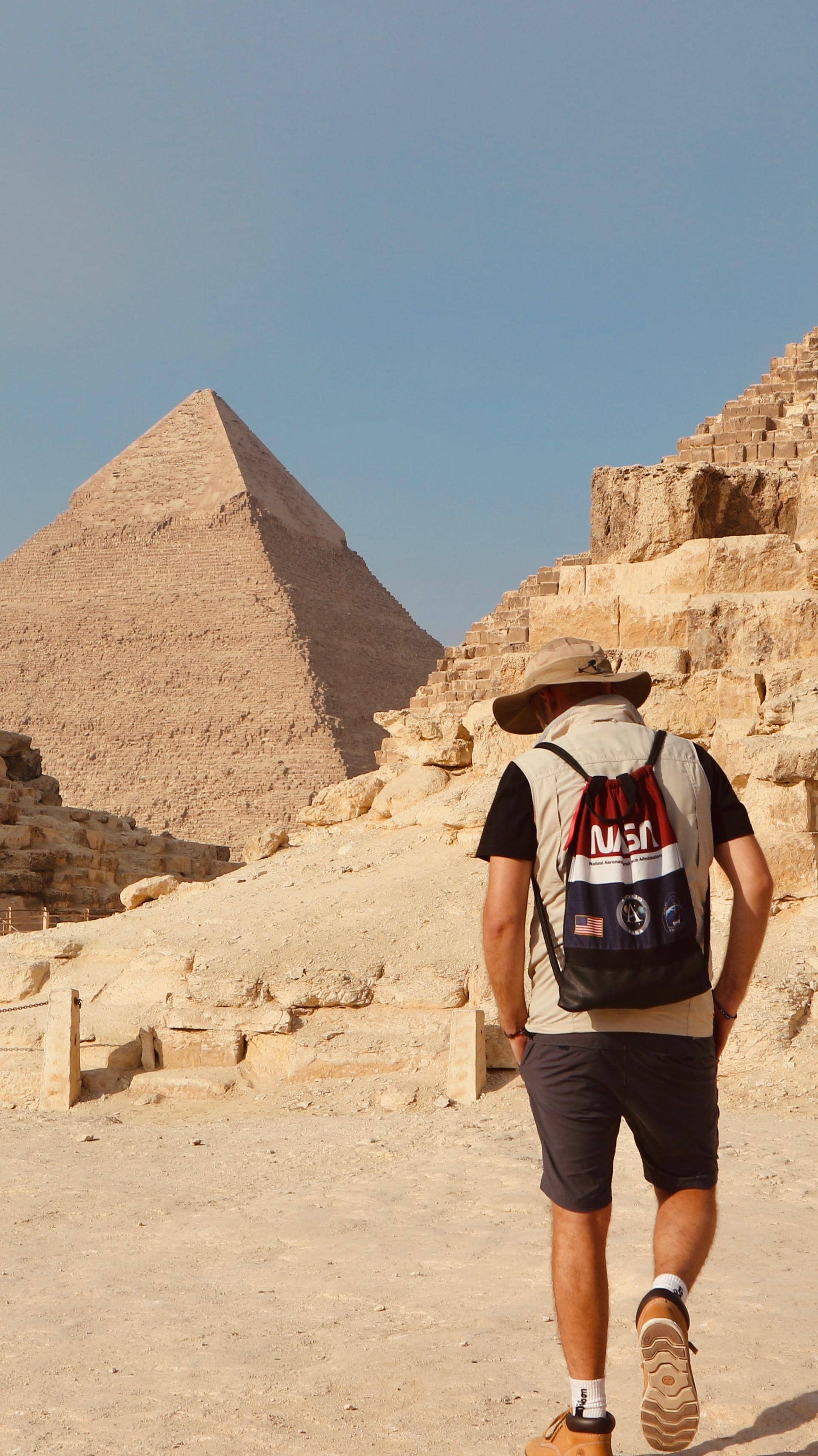 Eduardo caminando hacia las pirámides de Giza