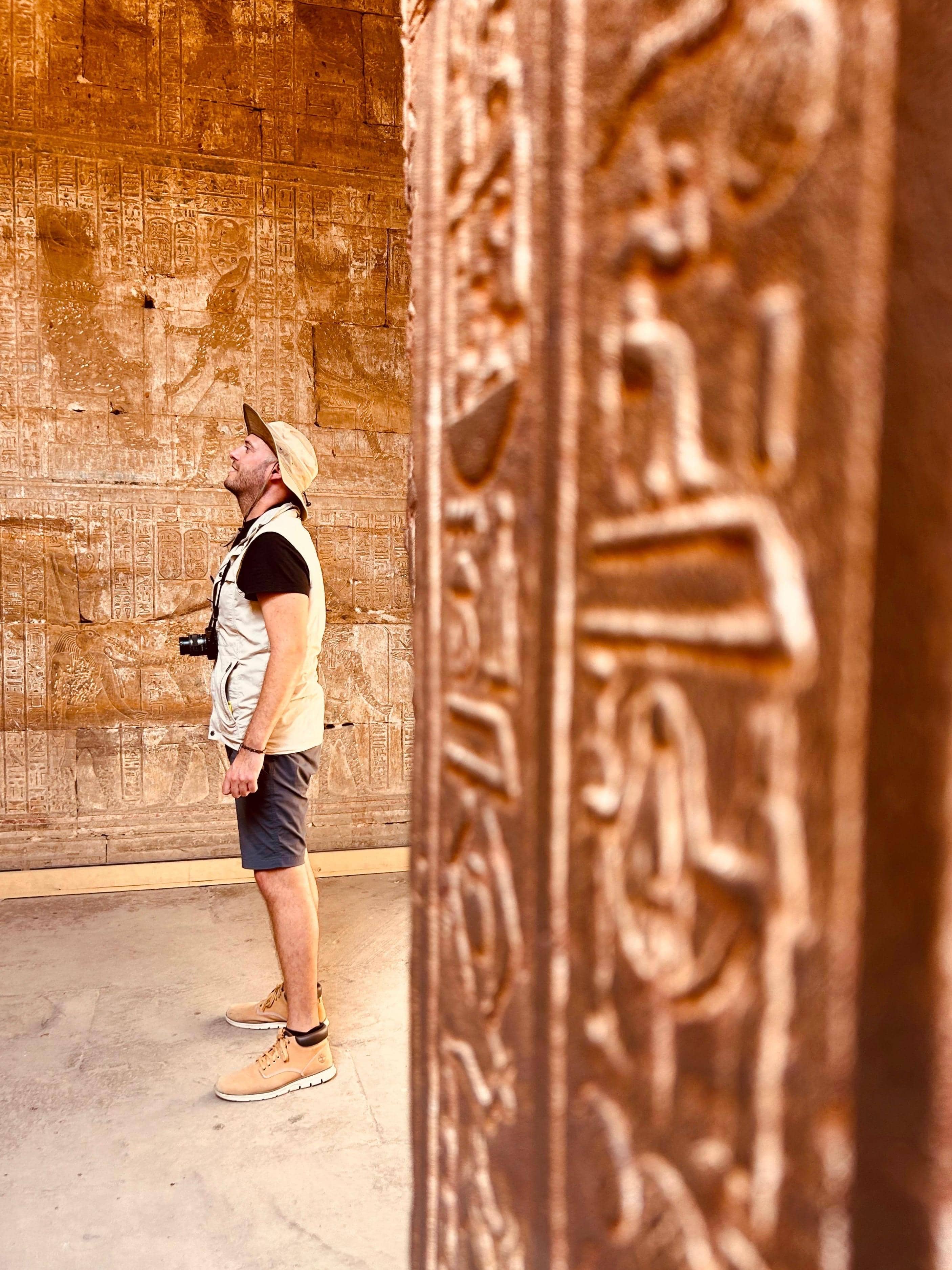 Eduardo observando jeroglíficos en interior de templo egipcio