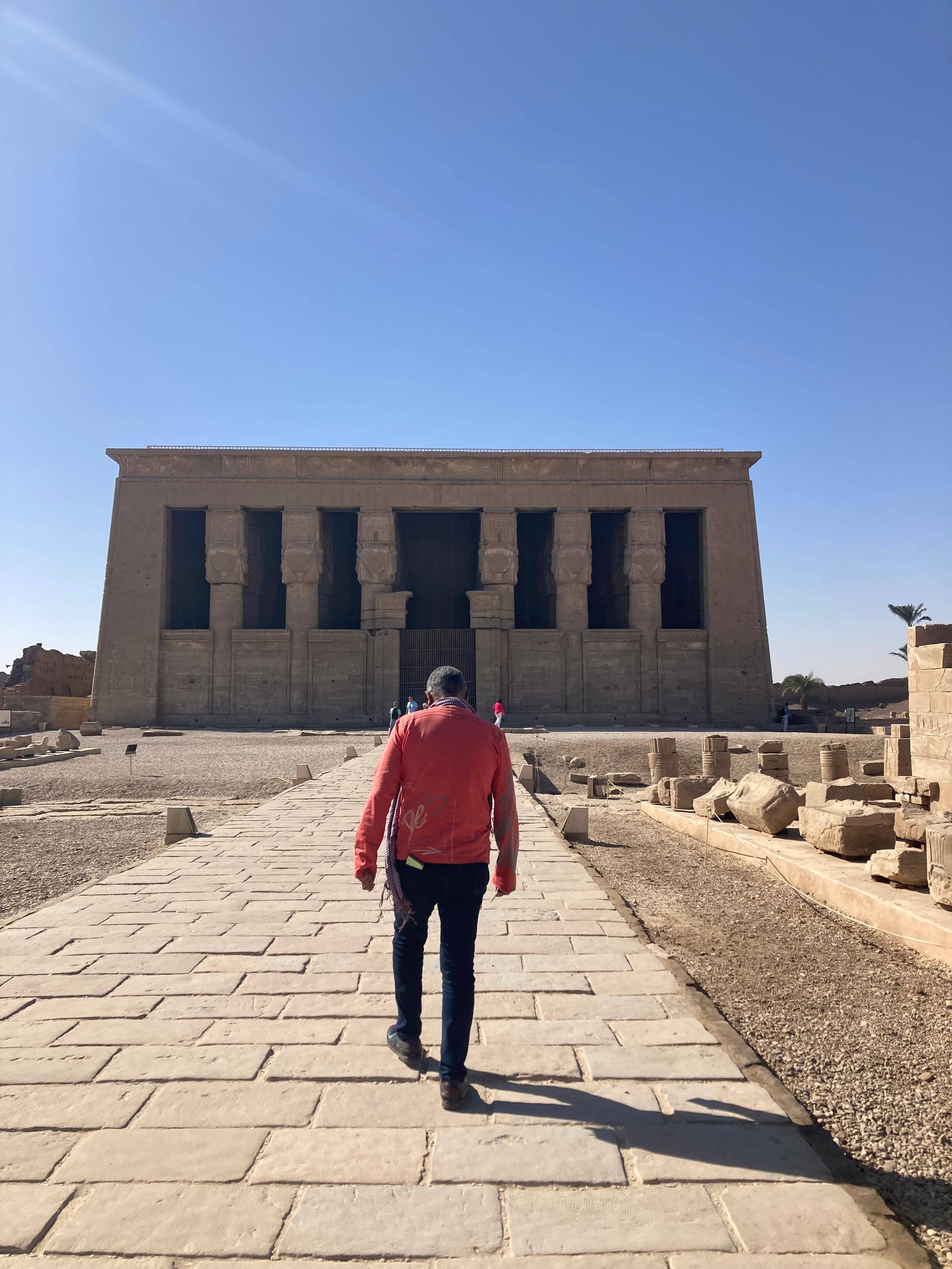 Viajero caminando hacia el templo de Dendera