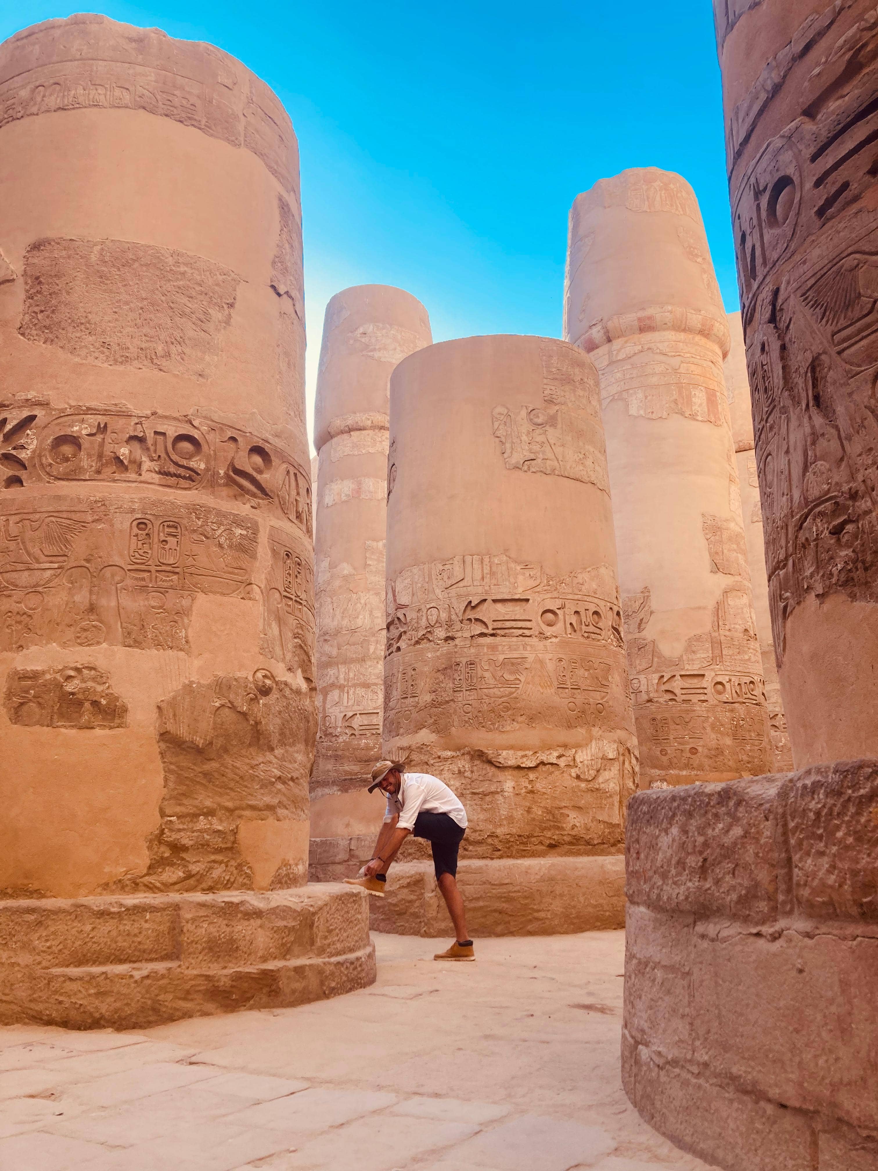 Viajero entre las columnas monumentales del templo de Karnak