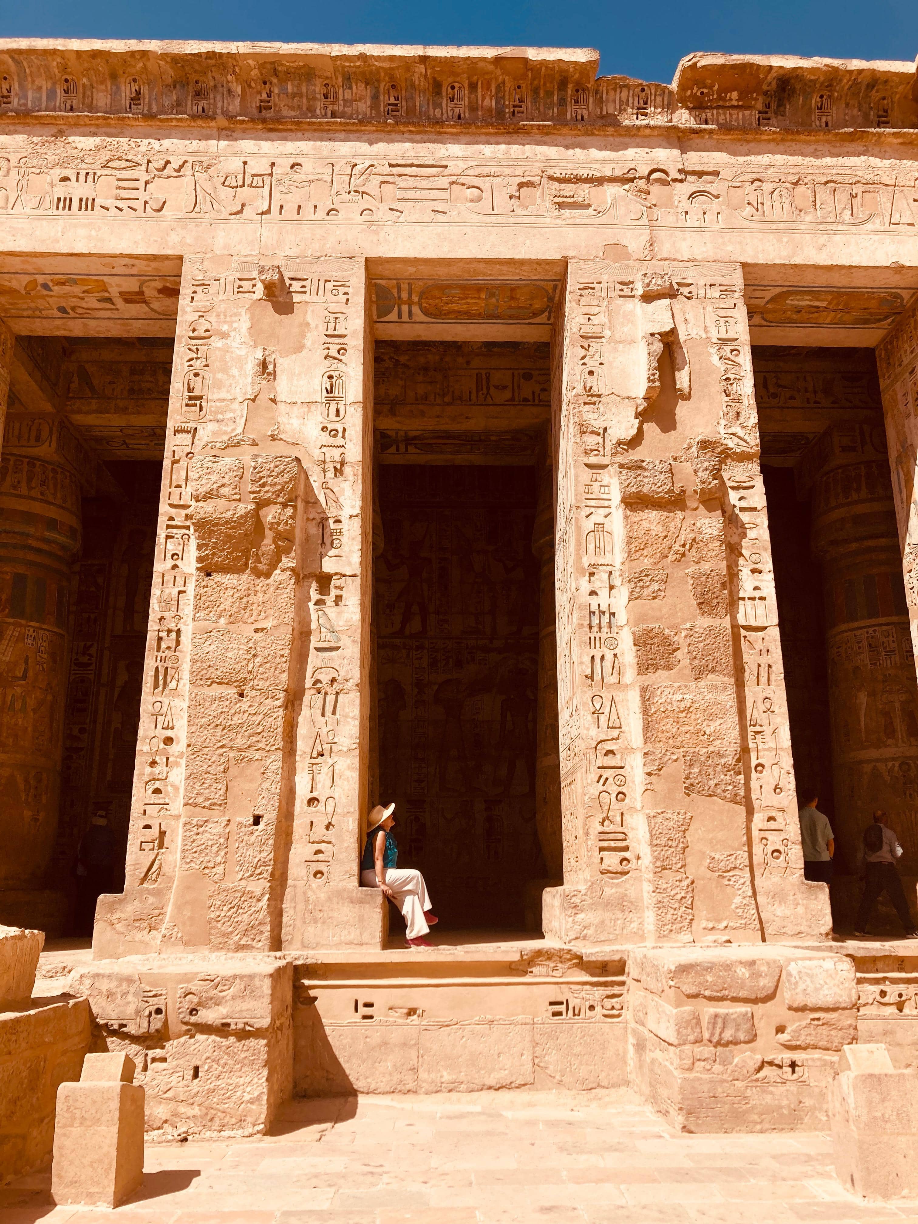 Entrada monumental de templo egipcio con jeroglíficos