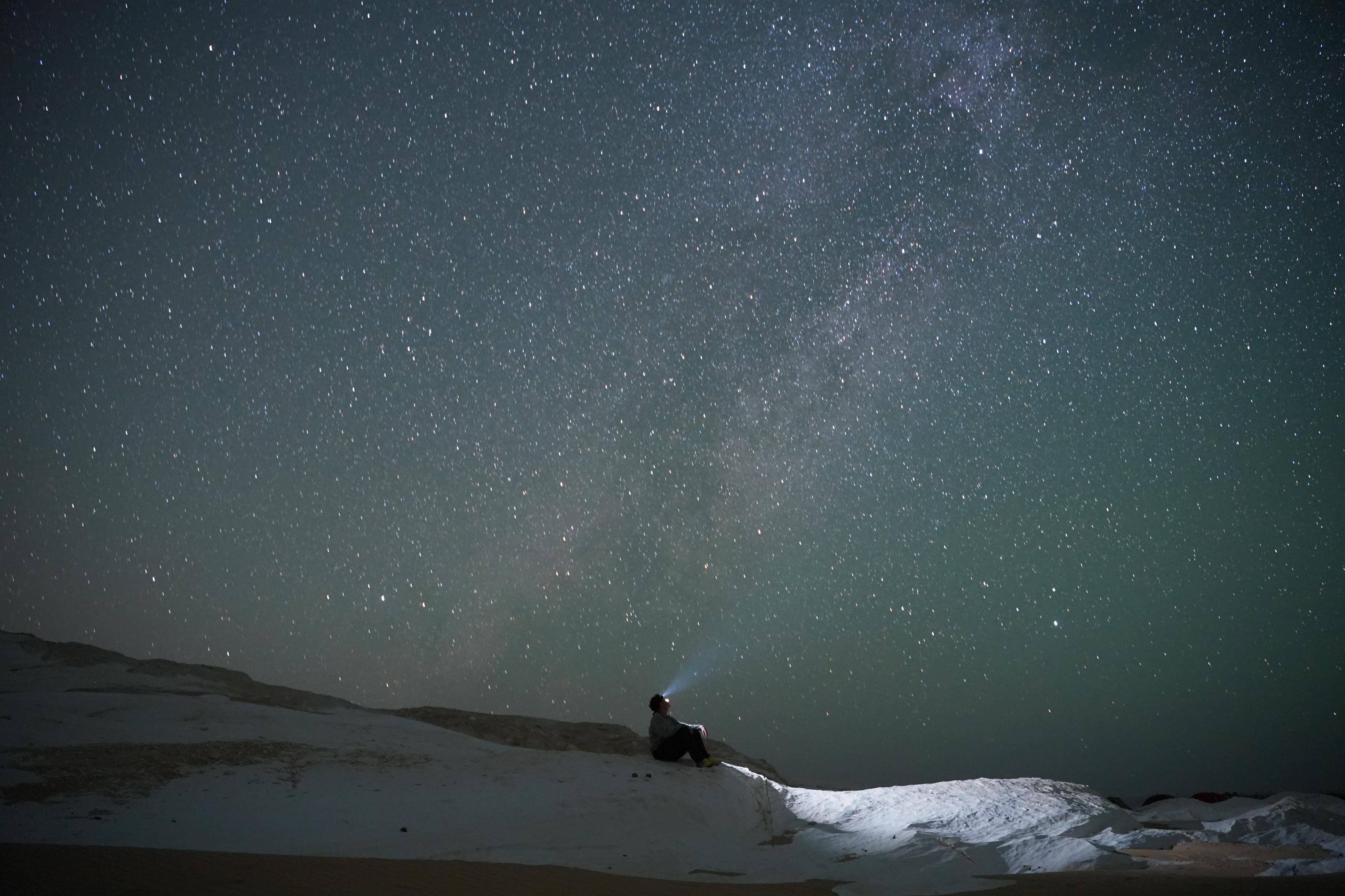 Viajero bajo el cielo estrellado del desierto