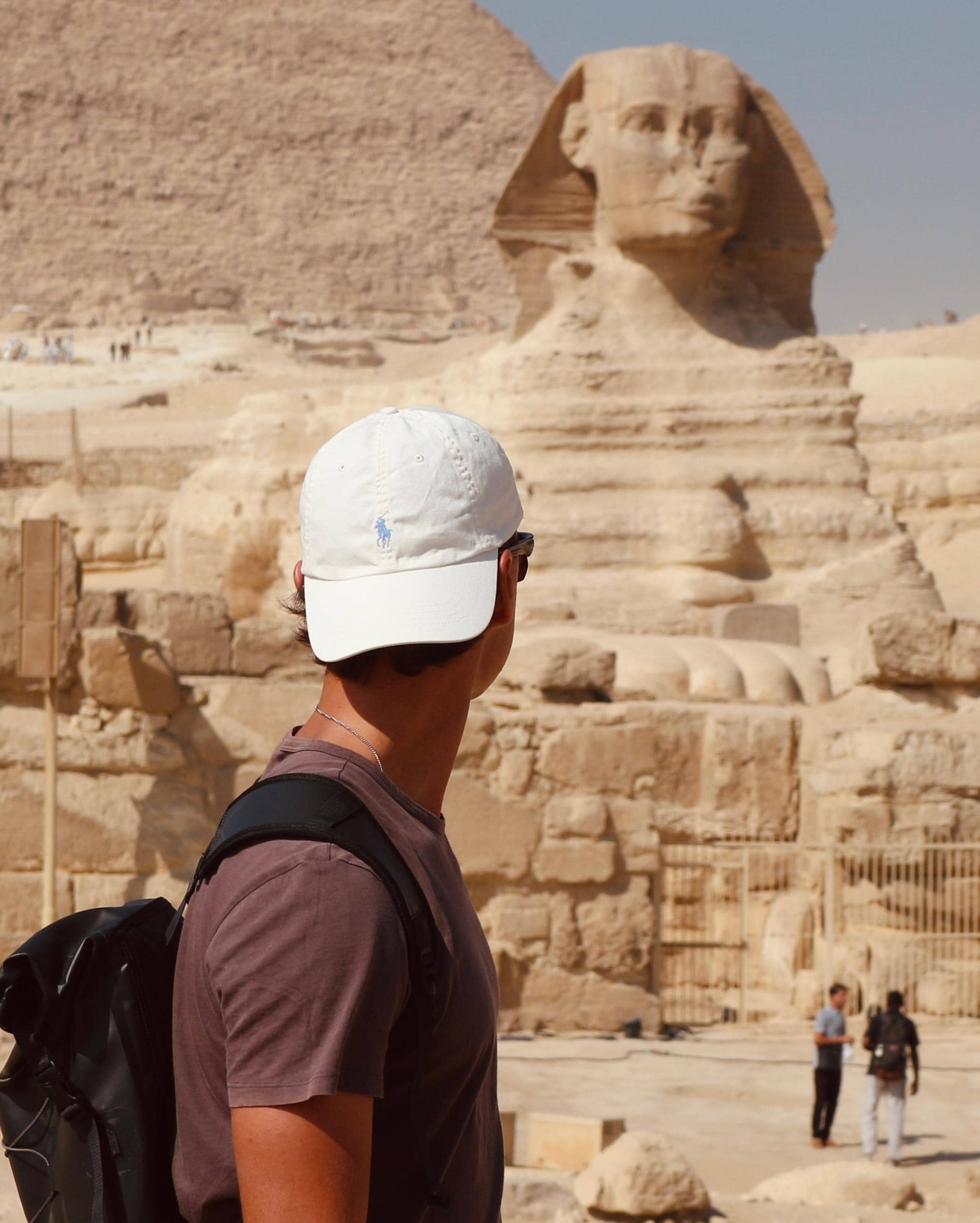 Viajero frente a la Gran Esfinge de Giza