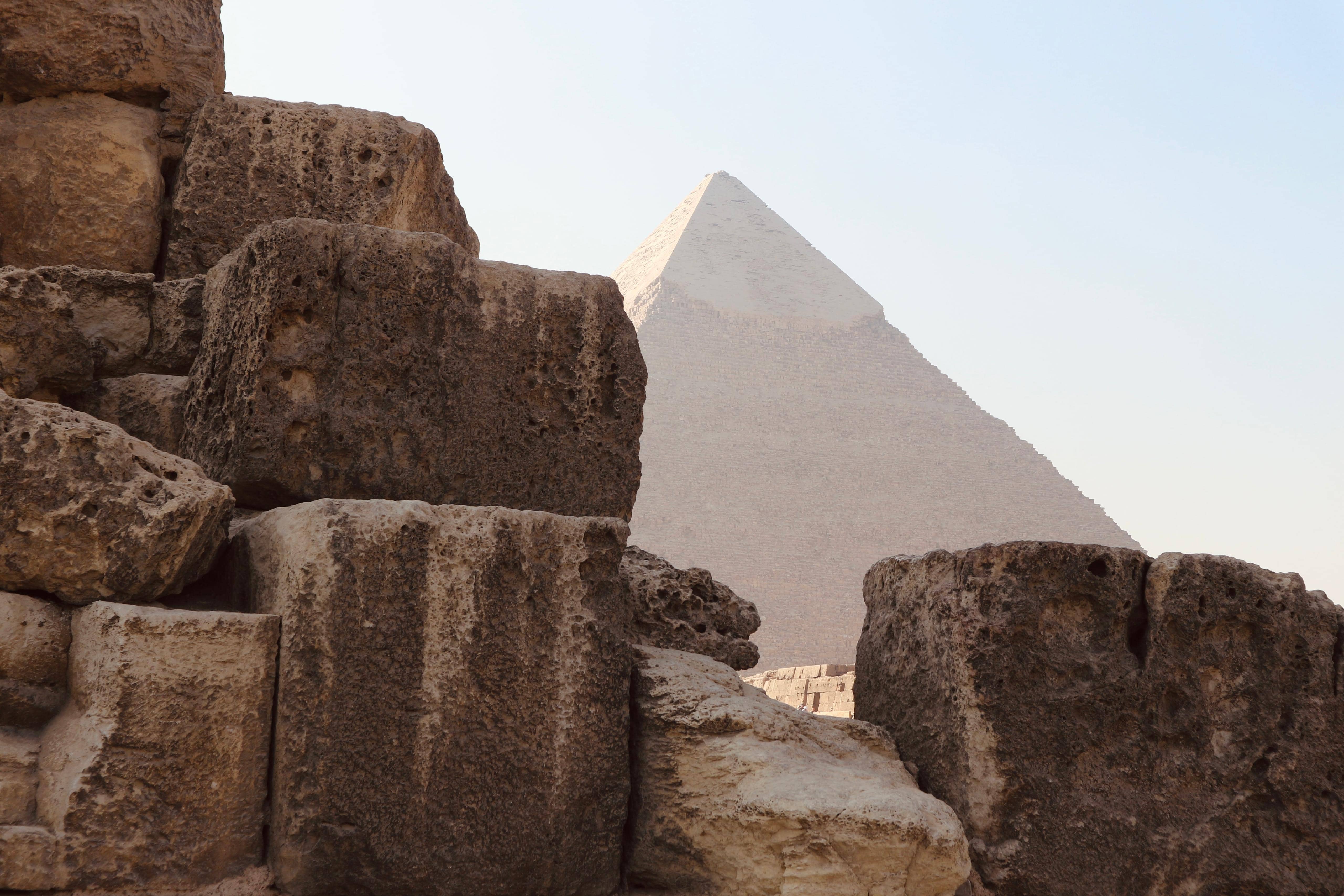 Piramide de Giza entre bloques de piedra