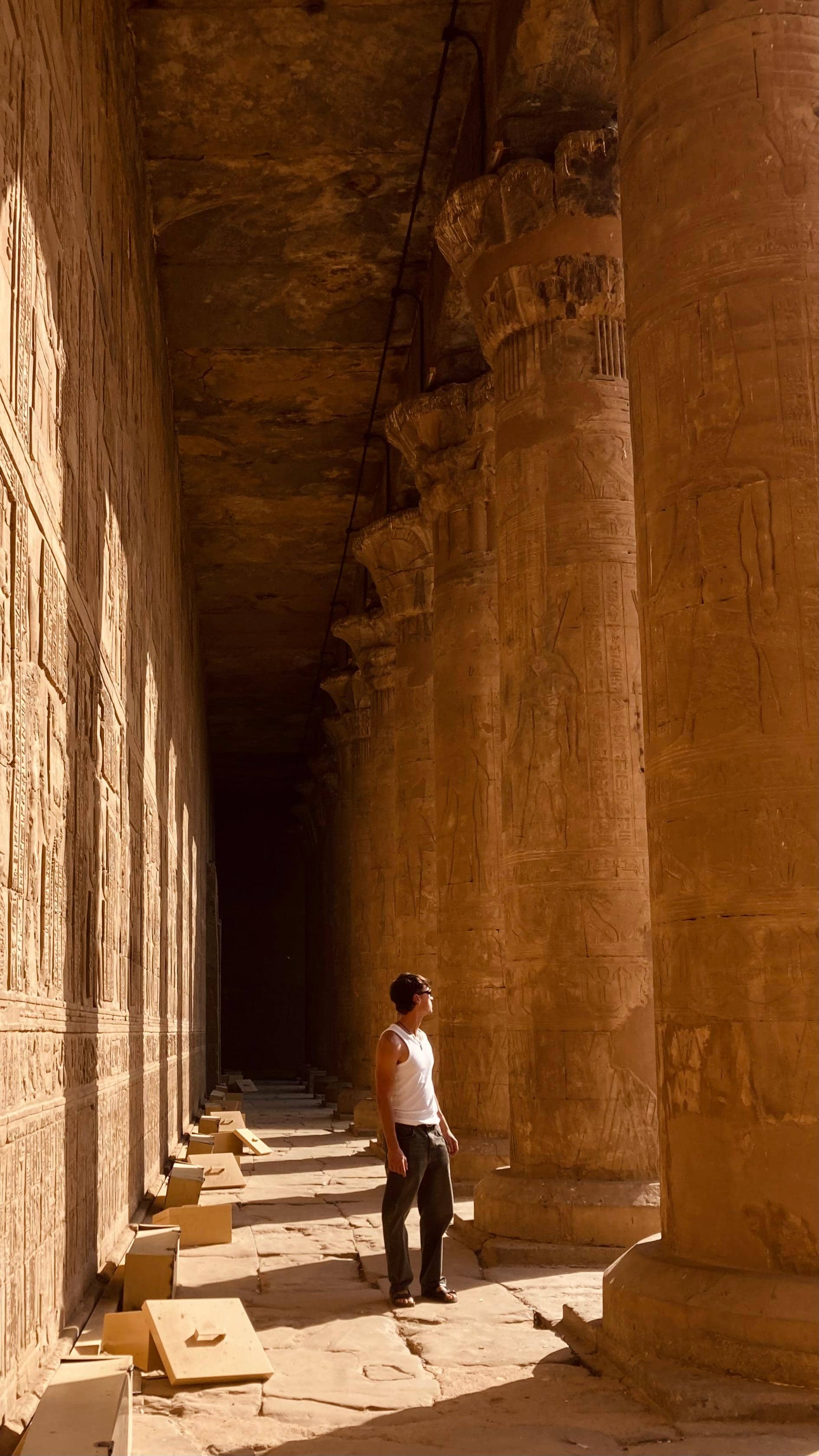 Viajero entre columnas del templo de Edfu