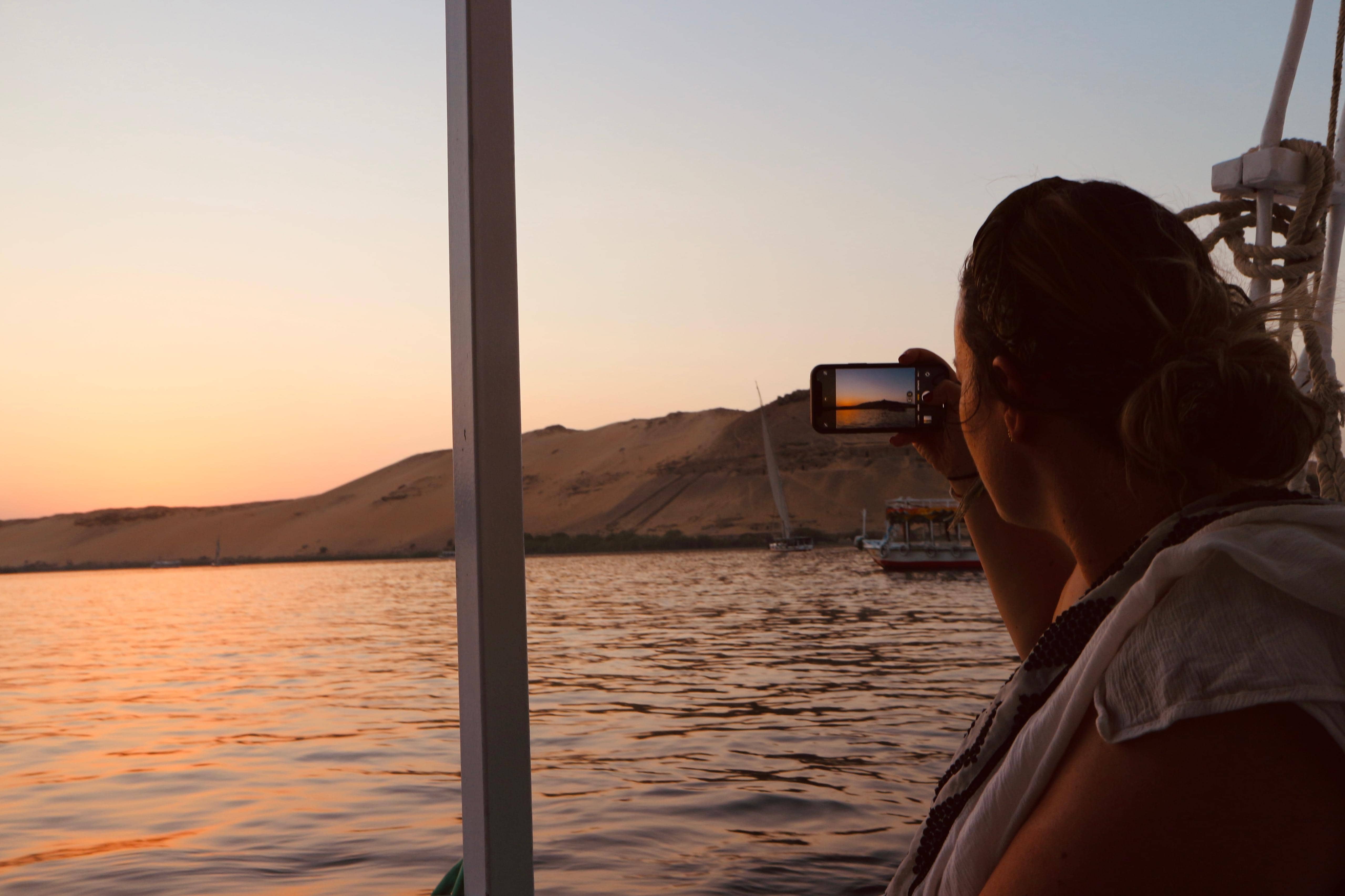 Viajera fotografiando el atardecer en el Nilo