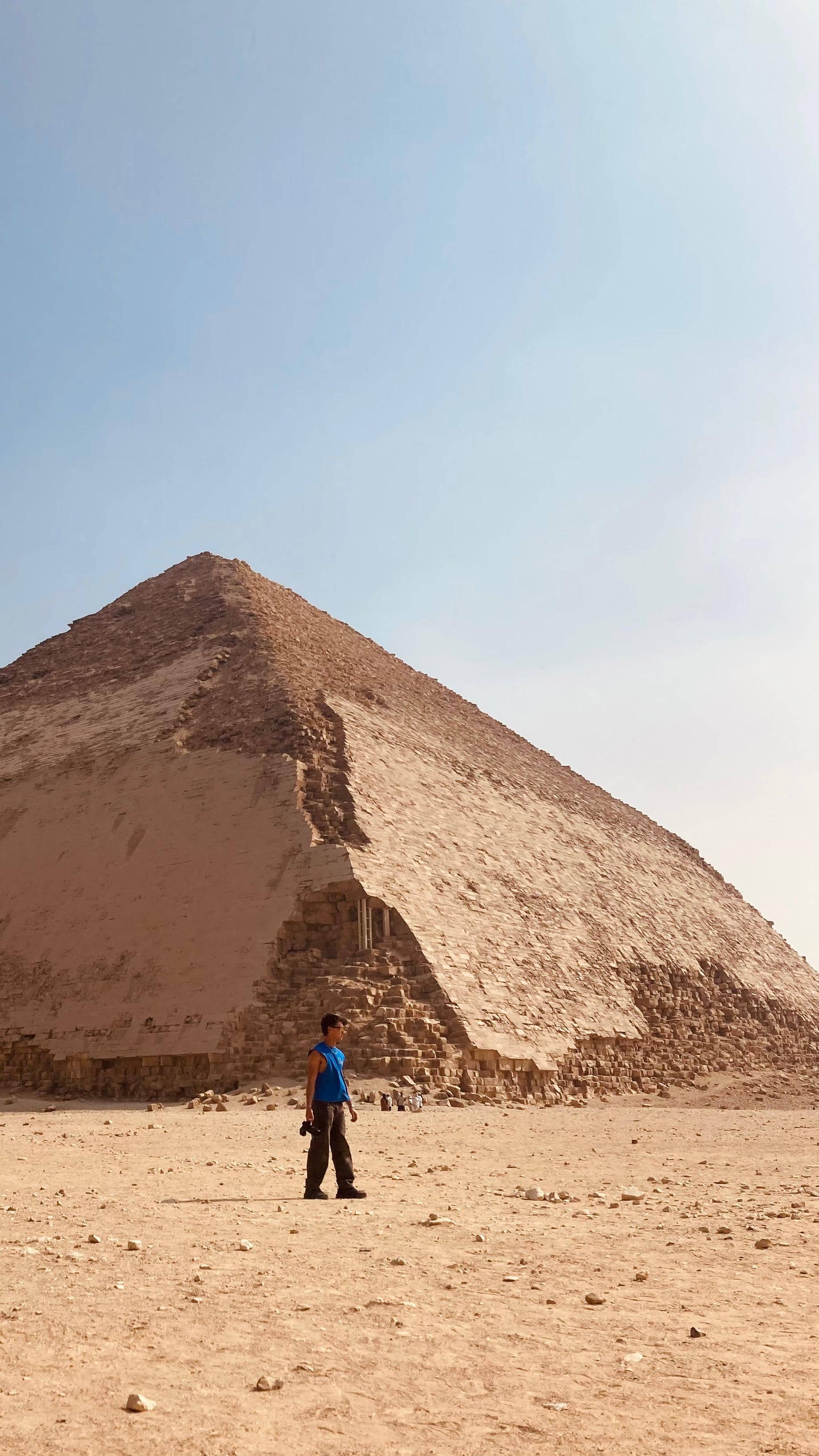 Viajero frente a la Piramide Acodada de Dahshur