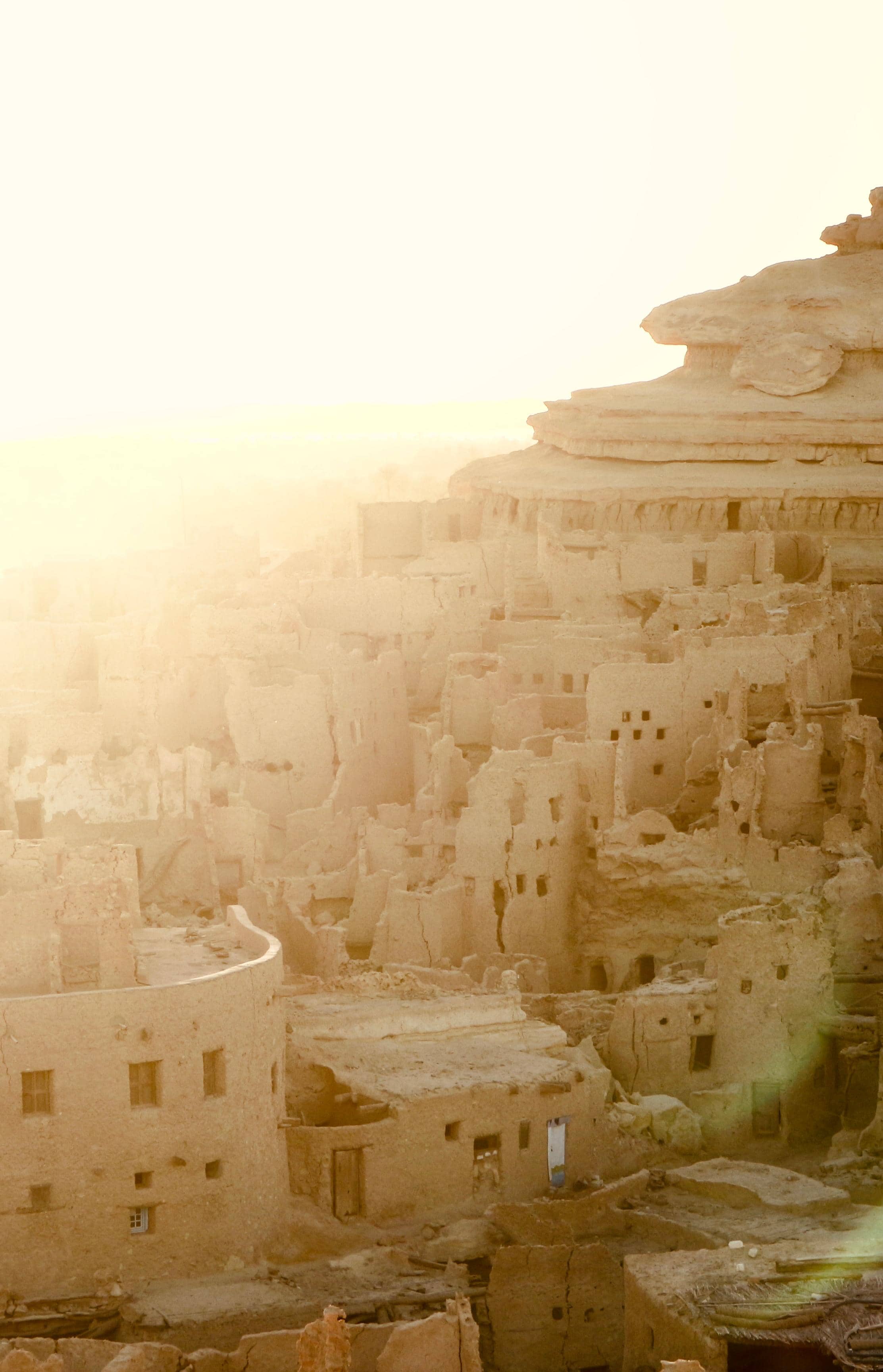 Ciudad antigua de Siwa bañada en luz dorada