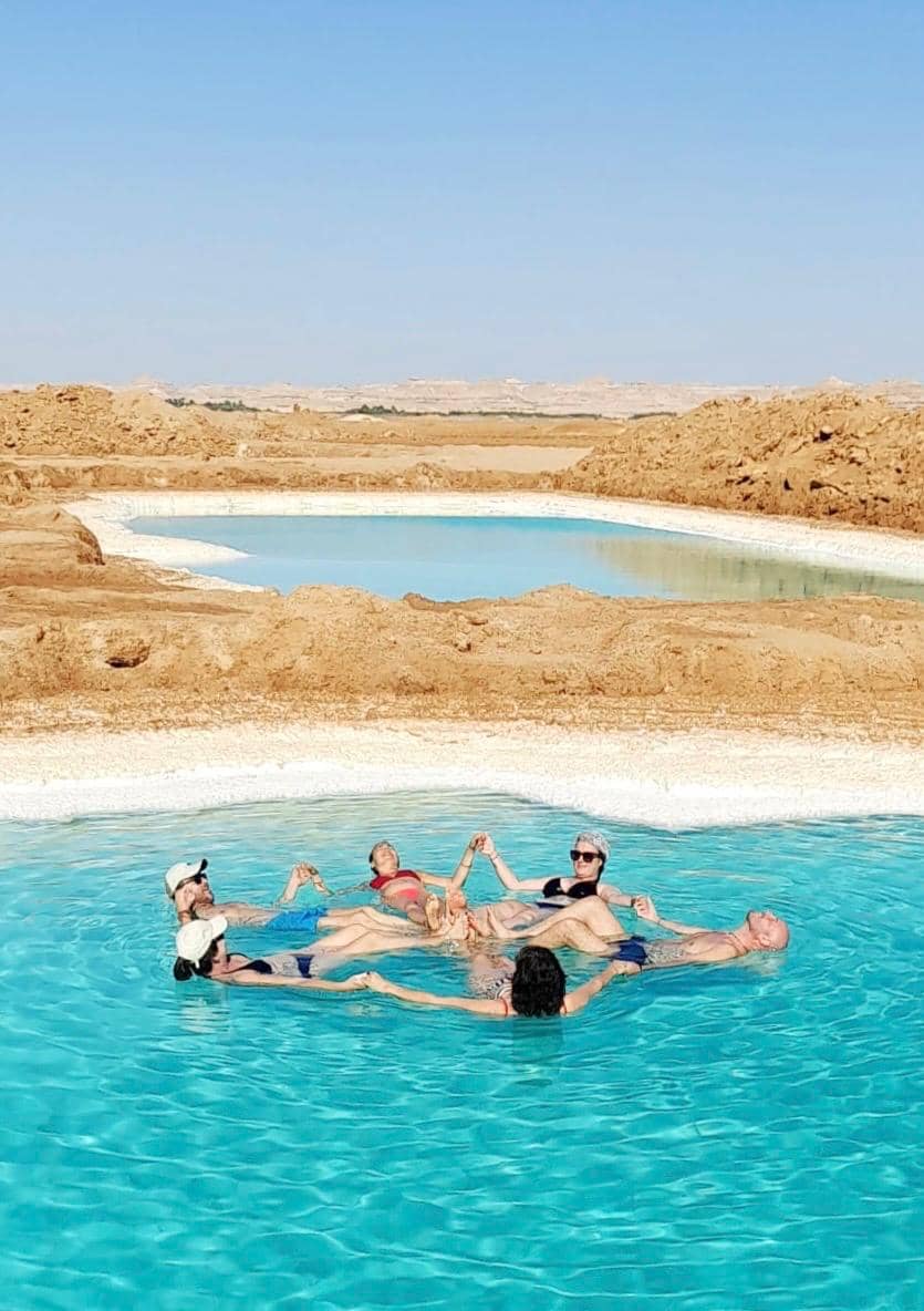 Grupo en lago salado de Siwa
